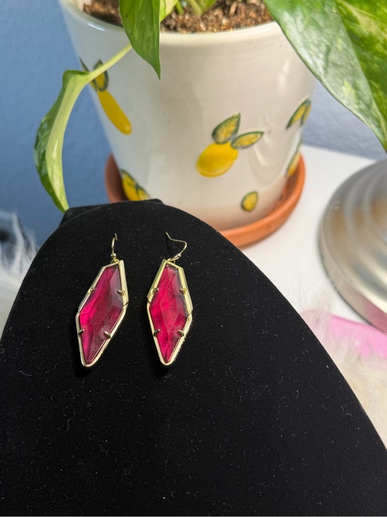 Kendra Scott Jewelry - Kendra Scott Kinsley Gold Drop Earrings in Raspberry Illusion